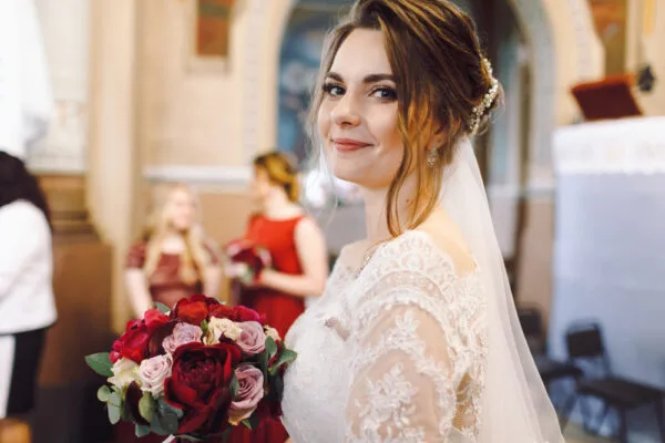 Voal, coroniță sau agrafe? Idei pentru un look armonios