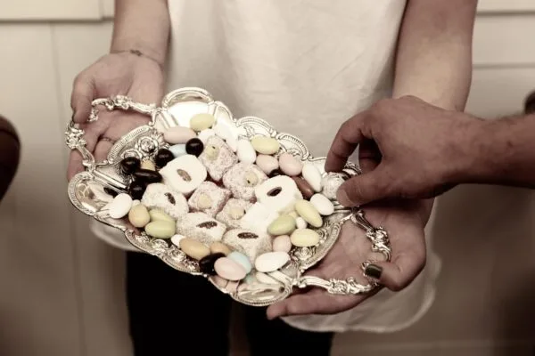 Tradițiile nunții ebraice: obiceiuri și ritualuri specifice acestei culturi