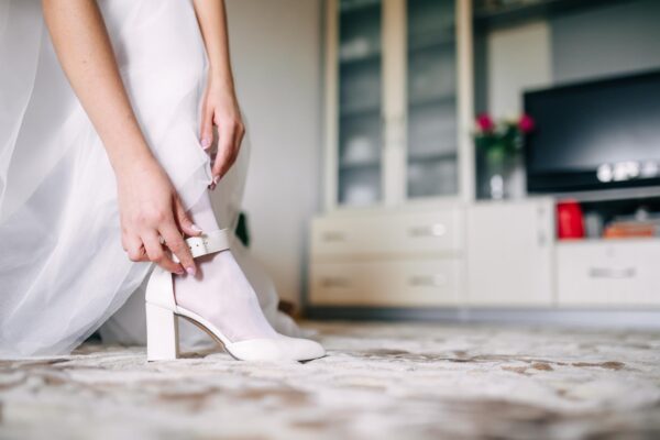 Cum porți pantofii de mireasă înainte de nuntă pentru a le verifica confortul