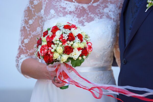 Buchet de mireasă alb sau colorat: cum alegi paleta de flori