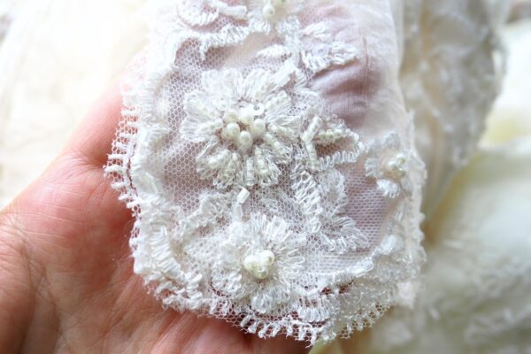 Rochie de mireasă din satin sau dantelă: ce contează dincolo de aspect
