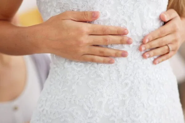 Rochie de mireasă pentru vară: ce verifici la material, căptușeală și greutate