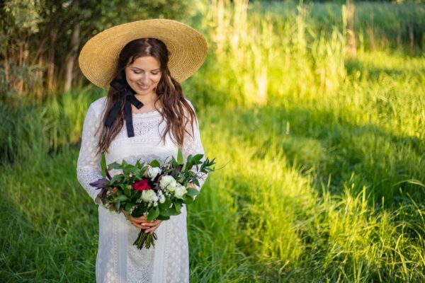 Buchet de mireasă pentru o nuntă de vară: ce contează la alegerea florilor
